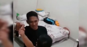 O menino chora pedindo ao pai para ficar