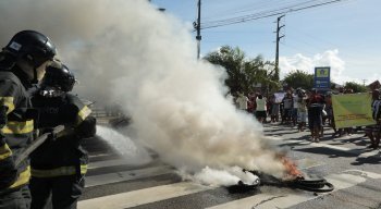 O ato acontece no cruzamento com a Rua Odorico Mendes.