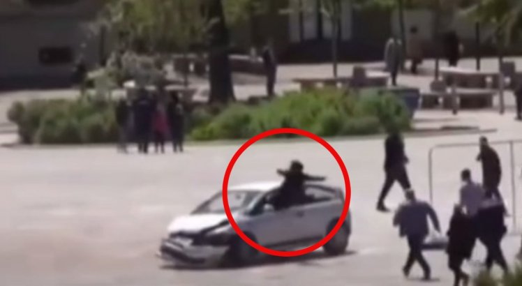 Homem dá 'voadora' em carro em movimento e impede atropelamento em massa; veja vídeo