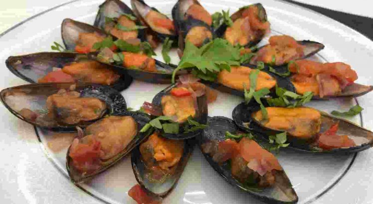 Mexilhões ao molho de tomate e vinho branco: receita do chef Rivandro