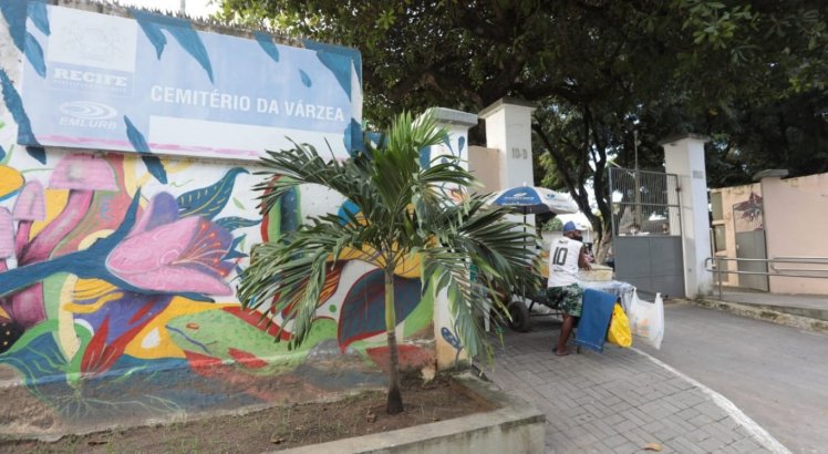 Sob tristeza e revolta, família se despede de menina de 2 anos morta a tiros no Recife