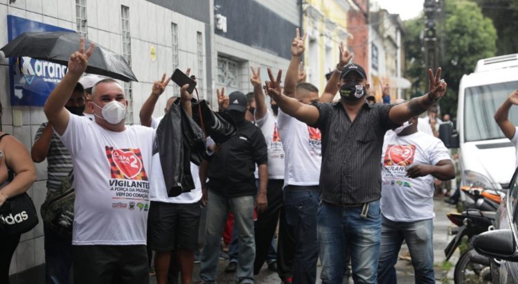 Aglomeração e descumprimento de regras da covid-19 marcam eleição do Sindicato dos Vigilantes, no Recife