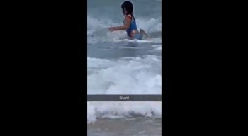 Criança correu em direção à areia assim que viu o tubarão