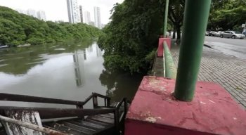 A Prefeitura do Recife informou que tem um projeto de requalificação para toda a estrutura do cais, incluindo a escada.