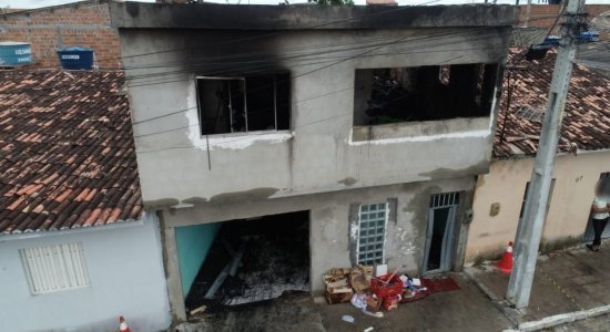 Casa ficou completamente destruída após incêndio