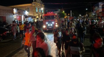 População durante cortejo com o corpo do prefeito de Itaquitinga, Pablo Moraes