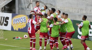 Kieza marcou duas vez na partida e decidiu o Clássico das Emoções