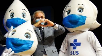 Marcelo Queiroga, ministro da Saúde, posa com bonecos do Zé Gotinha