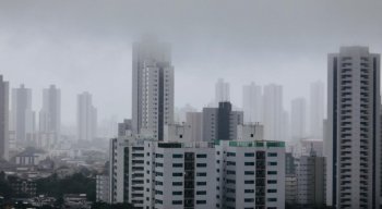 Chove forte na Região Metropolitana do Recife, nesta quinta-feira (13)