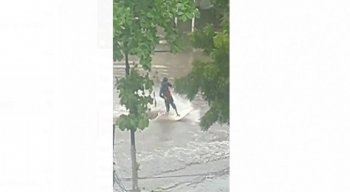 Indivíduo foi flagrado surfando em ponto de alagamento na Av. Ulisses Montarroyos, em Jaboatão dos Guararapes