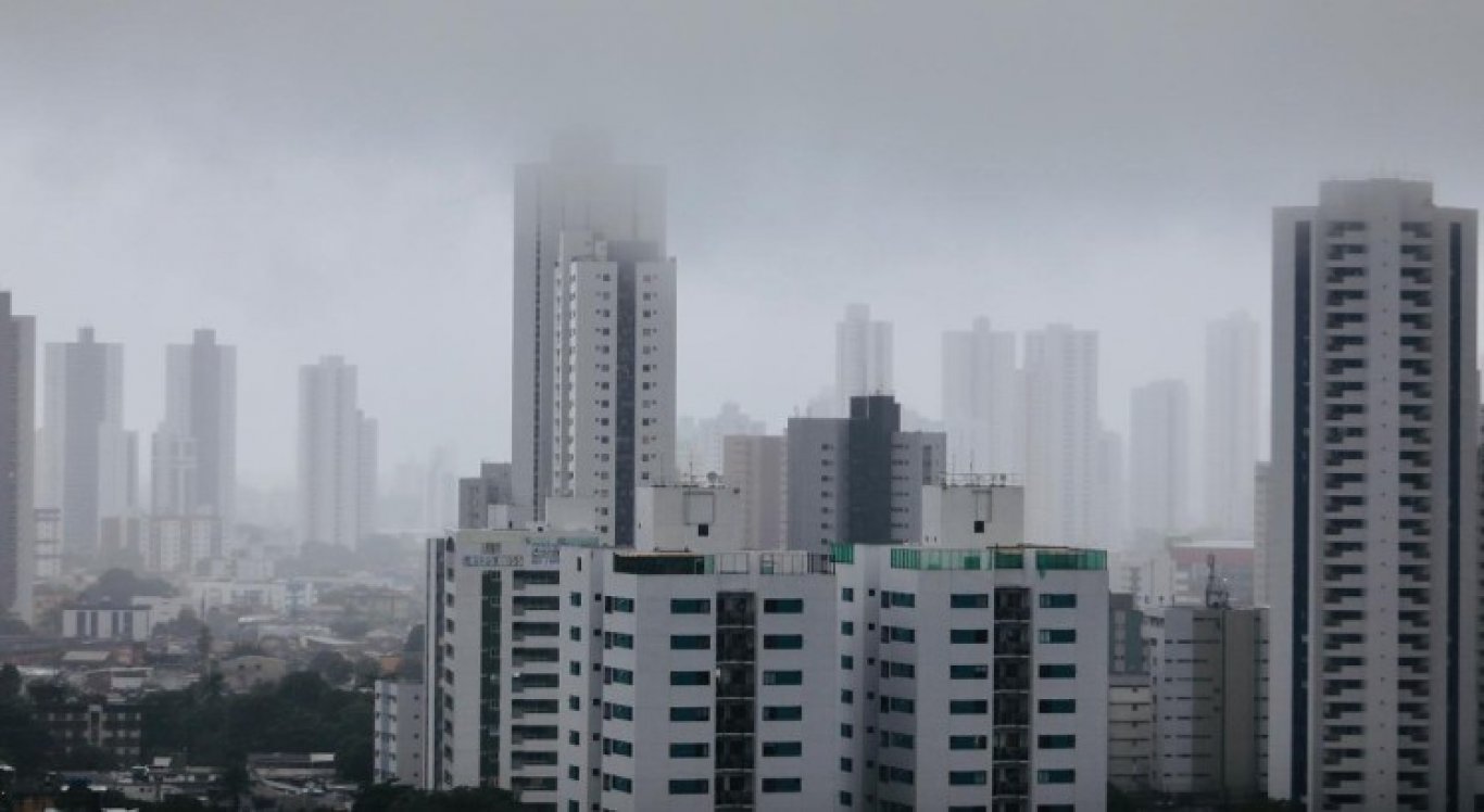 Chove forte na Região Metropolitana do Recife, nesta quinta-feira (13)