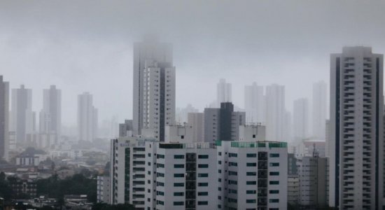 Chove forte na Região Metropolitana do Recife, nesta quinta-feira (13)
