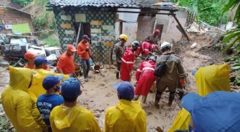 Corpo de Bombeiros faz buscas por família soterrada