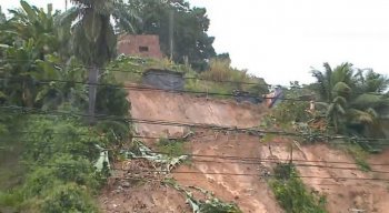 A parte de trás da casa ficou destruída.