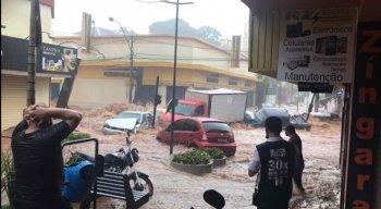 Os vídeos de enxurrada carregando carros foram gravados em São Carlos (SP) e não em Pernambuco
