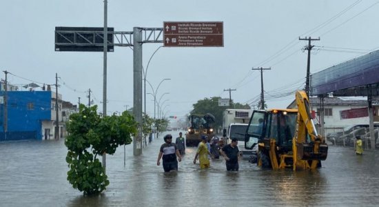 Caminhão com vacinas contra a covid-19 fica preso em alagamento no Recife - Rádio Jornal