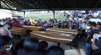 Familiares e amigos se emocionaram bastante durante o enterro, no Cemitério do Pacheco, em Jaboatão dos Guararapes