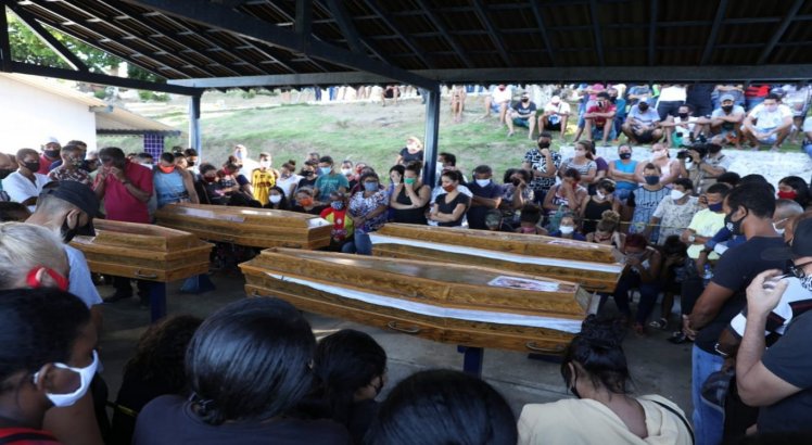 Familiares e amigos se emocionaram bastante durante o enterro, no Cemitério do Pacheco, em Jaboatão dos Guararapes