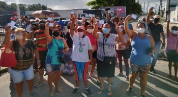 Revoltados, o grupo fechou a Avenida Brasil, em Maranguape 1, com entulhos e pneus
