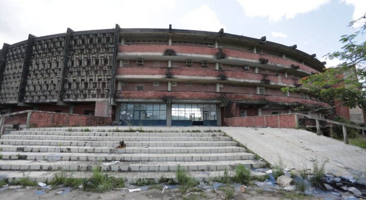 Abandono toma conta de prédio da Faculdade de Odontologia de Pernambuco, em Camaragibe