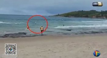 Graças ao trabalho da equipe de Bombeiros, o surfista foi resgatado e passa bem.