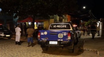 A polícia investiga o que teria motivado o crime.