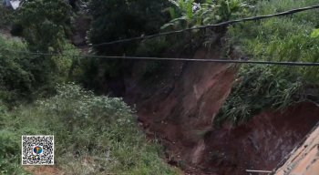 No local, uma cratera vem se formando em uma barreira e a ameaça de mais um deslizamento só aumenta.