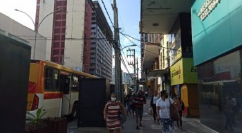 Passageiros seguem à pé, após ônibus pararem no centro do Recife