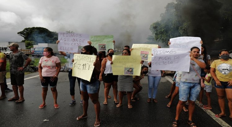 Família de mulher que desapareceu faz protesto por agilidade da polícia, na BR-101