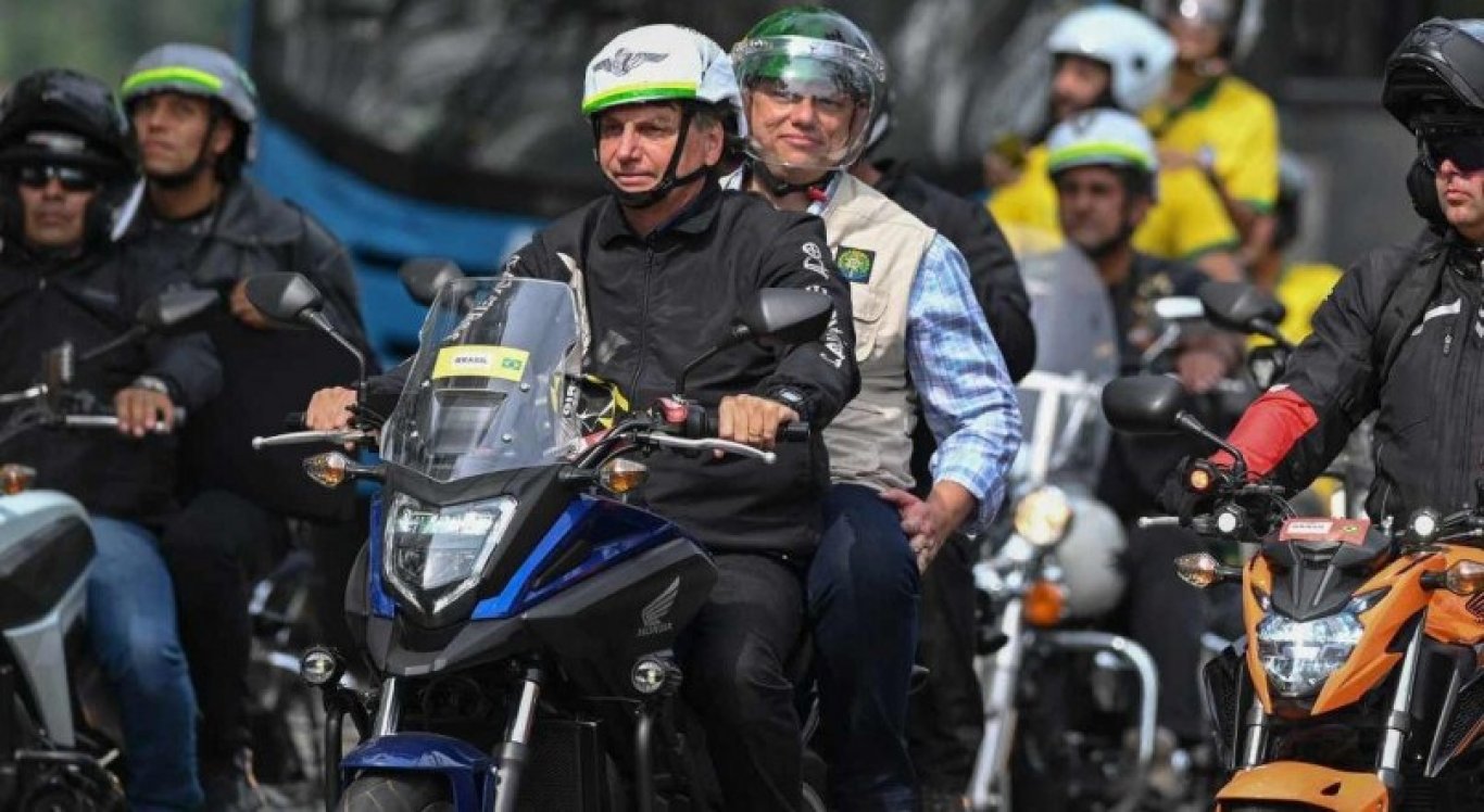 Sem máscara, Bolsonaro fez passeio de motocicleta no Rio de Janeiro - FOTO: ANDRE BORGES/AFP