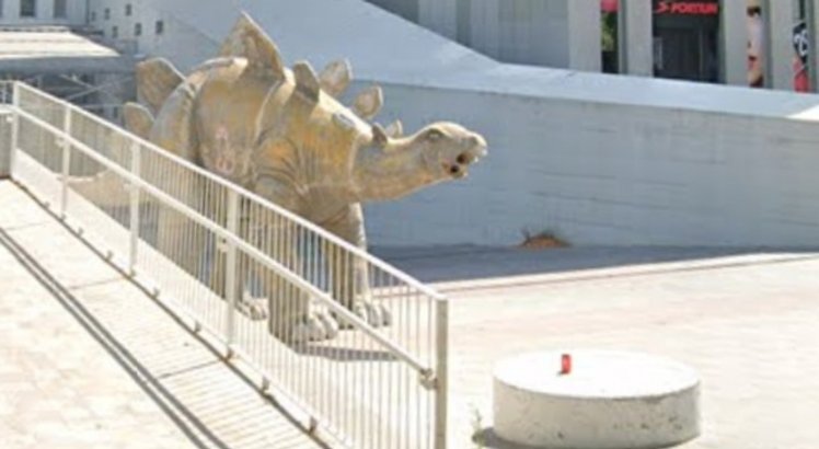 Homem morre depois de ficar preso dentro de estátua de dinossauro