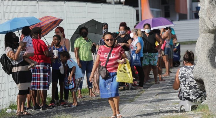 Longas filas marcam 2º dia de entrega dos cartões do auxílio emergencial do Recife; veja se tem direito e quando recebe