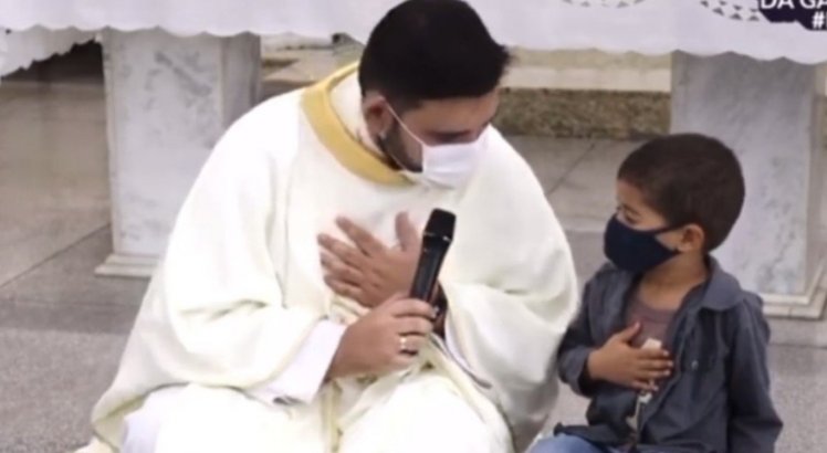 Vídeo: No meio da missa, criança interrompe padre e pede oração pelo padrinho que está intubado com covid-19