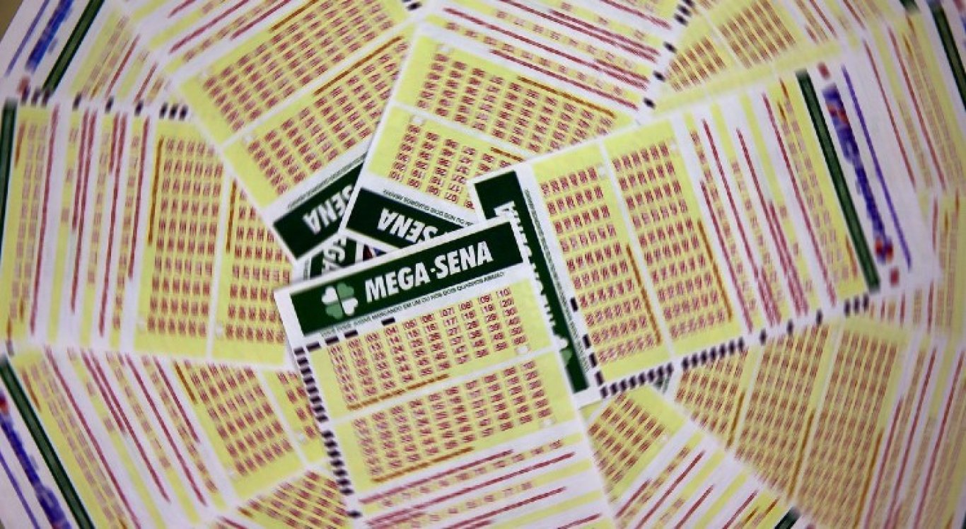  O valor da aposta simples da Mega-Sena, com seis dezenas marcadas, custa R$ 4,50