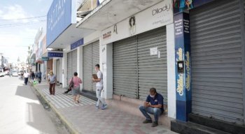 Comércio de Limoeiro amanheceu com as portas fechadas, nesta quarta-feira (26)