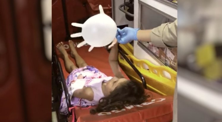 Bombeiro faz balão com luva para acalmar criança durante atendimento; veja vídeo