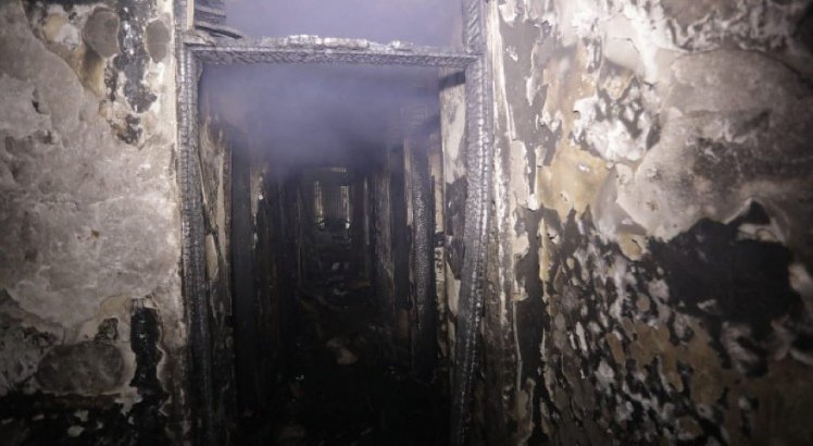 Incêndio destruiu imóvel localizado na Rua Ribeiro de Brito, em Boa Viagem 