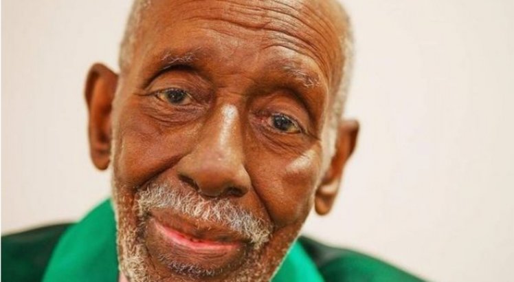 Nelson Sargento, presidente de honra da escola de samba Mangueira, morre aos 96 anos