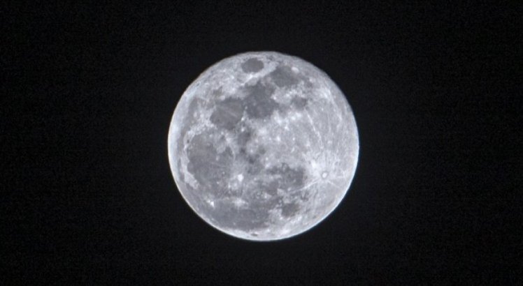 Avião passa em frente à lua em Guarulhos e proporciona belíssima imagem; veja vídeo