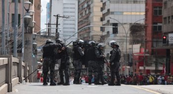 Polícia Militar dispersou manifestantes que protestavam contra Bolsonaro por provocar aglomeração