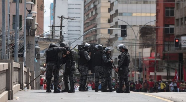 Ato contra Bolsonaro no Recife é dispersado com gás de pimenta e balas de borracha; veja vídeo