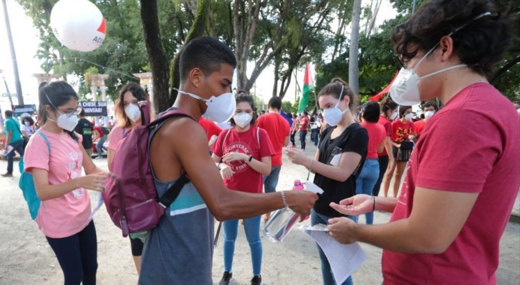 Manifestantes do ato contra o governo Bolsonaro mantendo os cuidados sanitários