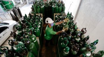 Segundo o governo, até às 16h deste domingo, foram envasados 398 cilindros