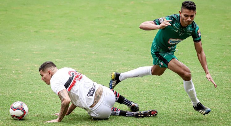 Pouco produtivo, Santa Cruz perde para o Manaus na estreia da Série C