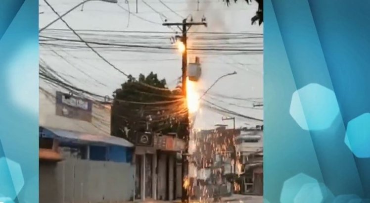 Fogo atinge parte de fiação junto a poste com transformador na Zona Oeste do Recife