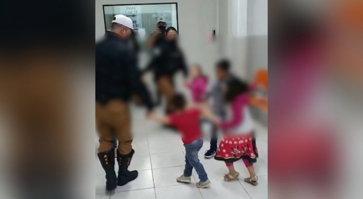 Policiais brincam de roda com crianças após pais serem presos por tráfico de drogas; veja o vídeo
