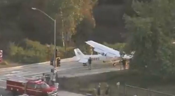 Avião sofre pane e piloto pousa em rodovia movimentada; veja vídeo