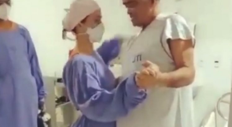 Após quase 100 dias internado, paciente que se curou da covid-19 dança forró com médica; veja vídeo