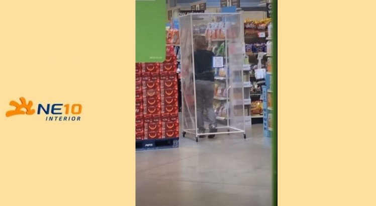 Para se proteger da covid-19, mulher vai ao mercado dentro de gaiola de plástico; veja vídeo