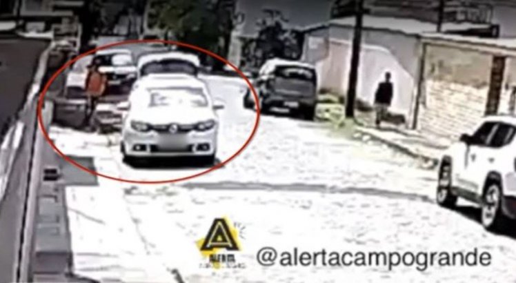 Casal de idosos tem carro roubado por trio de assaltantes no Recife; veja vídeo